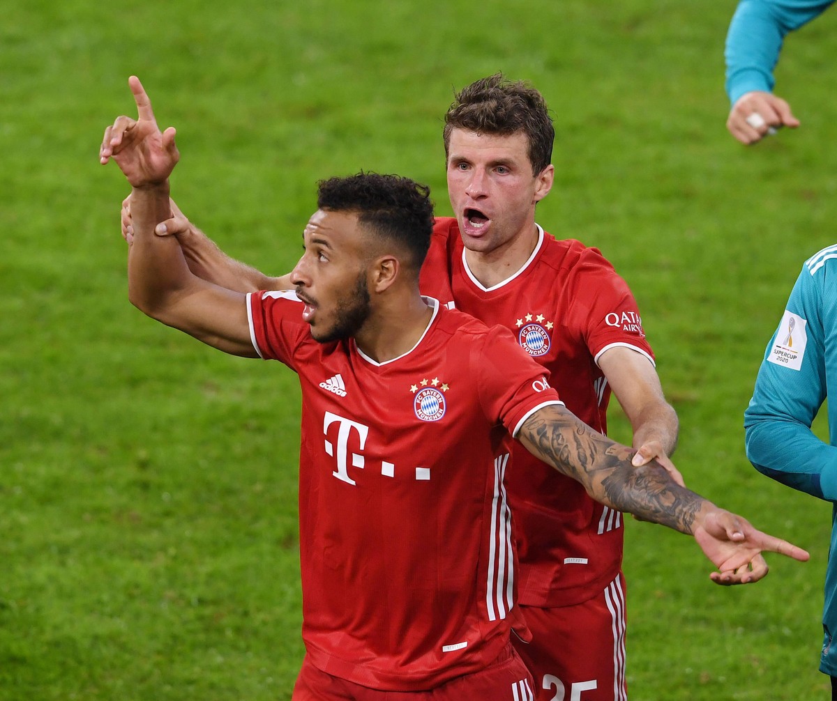 Hat überall seine Finger im Spiel: Thomas Müller (r.) führt Tolissos Arme beim Jubeln.