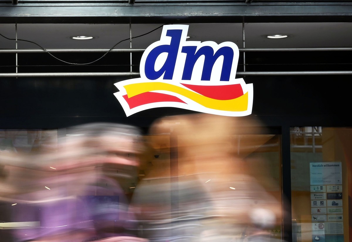ARCHIV - 14.08.2023, Baden-Württemberg, Karlsruhe: Außenaufnahme einer Filiale der Drogeriemarktkette dm in der Karlsruher Innenstadt (Aufnahme mit Langzeitbelichtung). Vor 50 Jahren wurde am 28. Augu ...