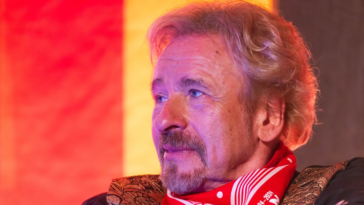 ARCHIV - 31.01.2024, Baden-Württemberg, Rust: Thomas Gottschalk sitzt während der Verleihung der goldenen Narrenschelle im Hotel Colosseo. Gottschalk hat in einem Interview über eine Krebserkrankung g ...