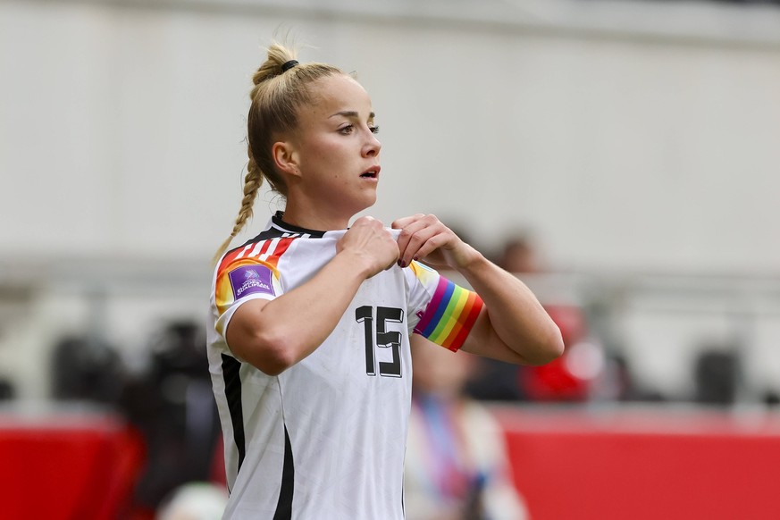 Giulia Gwinn Germany schaut, UEFA Womens European Qualifiers - Group A4, Germany vs Iceland, Tivoli, 09.04.2024, Aachen, Deutschland. *** Giulia Gwinn Germany watches, UEFA Womens European Qualifiers  ...