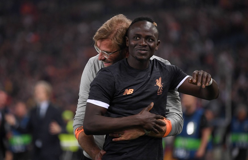 Bilder des Tages - SPORT FUSSBALL CHAMPIONS LEAGUE SAISON 2017/2018 HALBFINALE RUECKSPIEL AS Rom - FC Liverpool 02.05.2018 Trainer Juergen Klopp und Sadio Mane (FC Liverpool) jubeln nach dem Abpfiff R ...