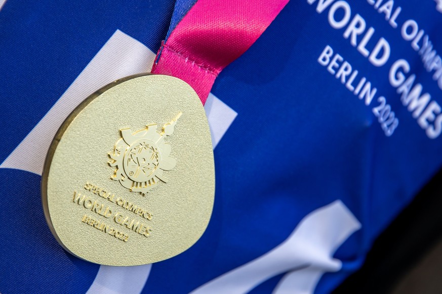 20.06.2023, Berlin: Behindertensport: Special Olympics, World Games, Reiten, Dressur - Level C, Finale, Siegerehrung im Reitclub am Olympiapark. Gold- Medaille der Special Olympics, World Games. Foto: ...