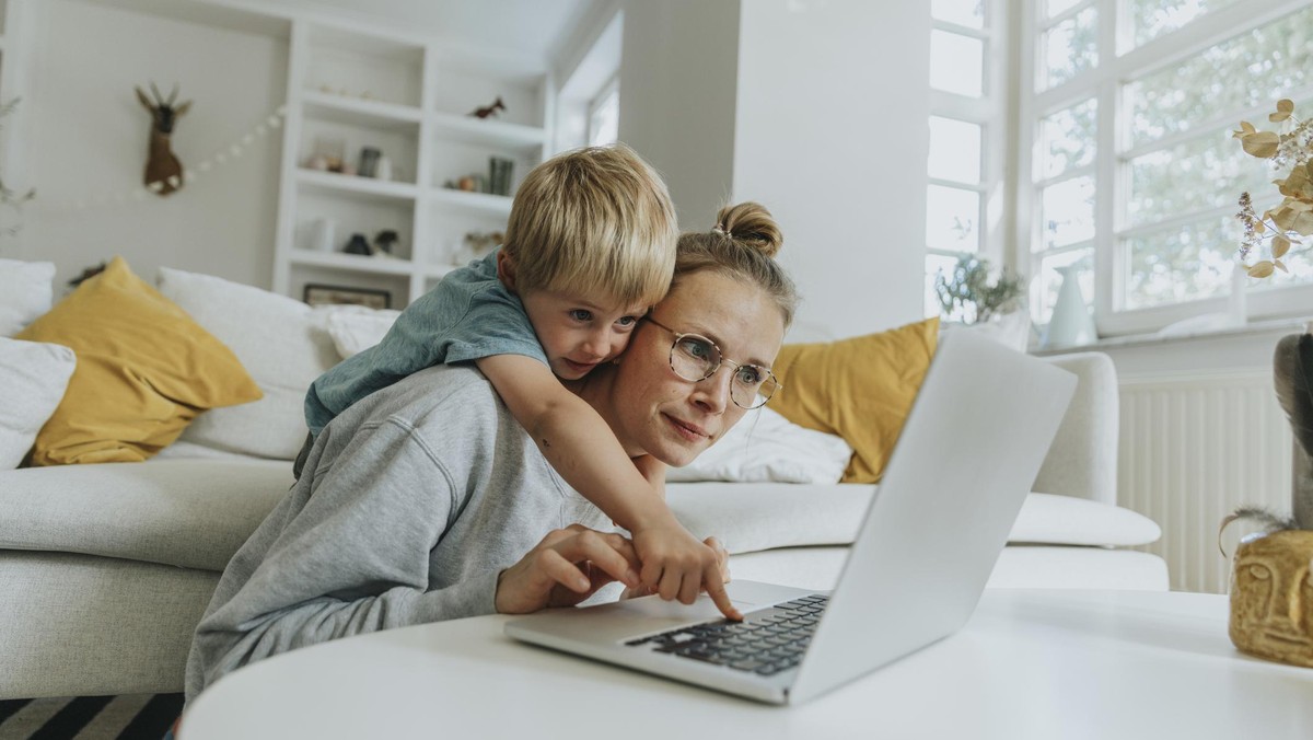 Die Kinderbetreuung im Homeoffice gestaltete sich für Arbeitnehmer in der Pandemie schwierig.