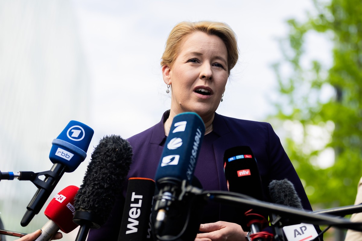 08.05.2024, Berlin: Franziska Giffey (SPD), Berliner Senatorin für Wirtschaft, Energie und Betriebe, gibt nach der Vorstellung der Solar-Kampagne «Solar zahlt sich aus» vor dem Futurium ein Pressestat ...
