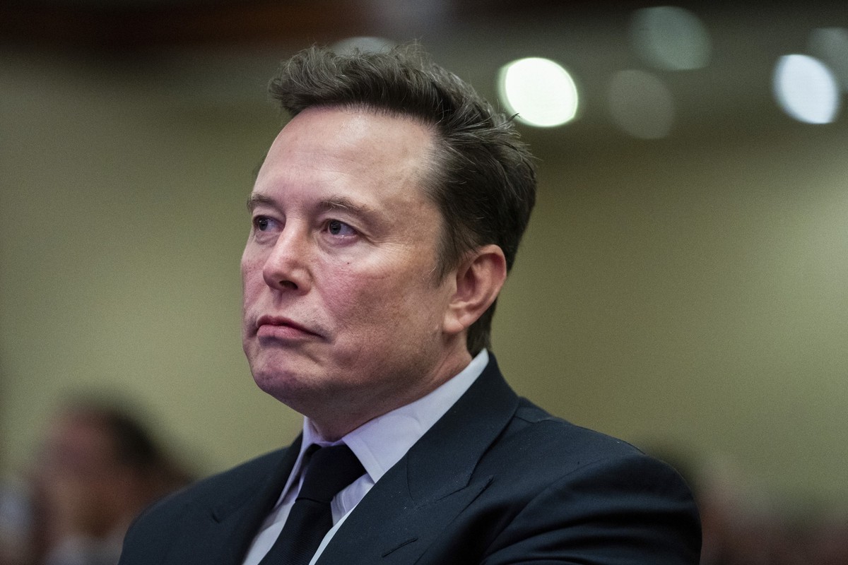 ARCHIV - 13.11.2024, USA, Washington: Elon Musk, Tech-Milliardär und Besitzer von «Tesla» und «X», hört zu, während der designierte US-Präsident Trump während eines Treffens mit dem Kongresskomitee de ...