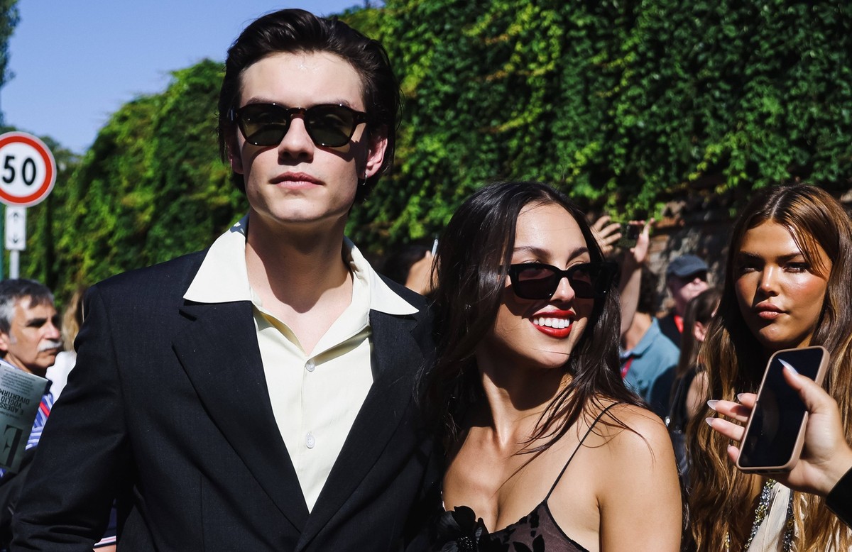 Venice Lido: Lido di Venezia, Celebrity Sightings - Olivia Rodrigo and Louis Partridge at the 81st Venice International Film Festival. Pictured: Olivia Rodrigo and Louis Partridge walk hand in hand ou ...