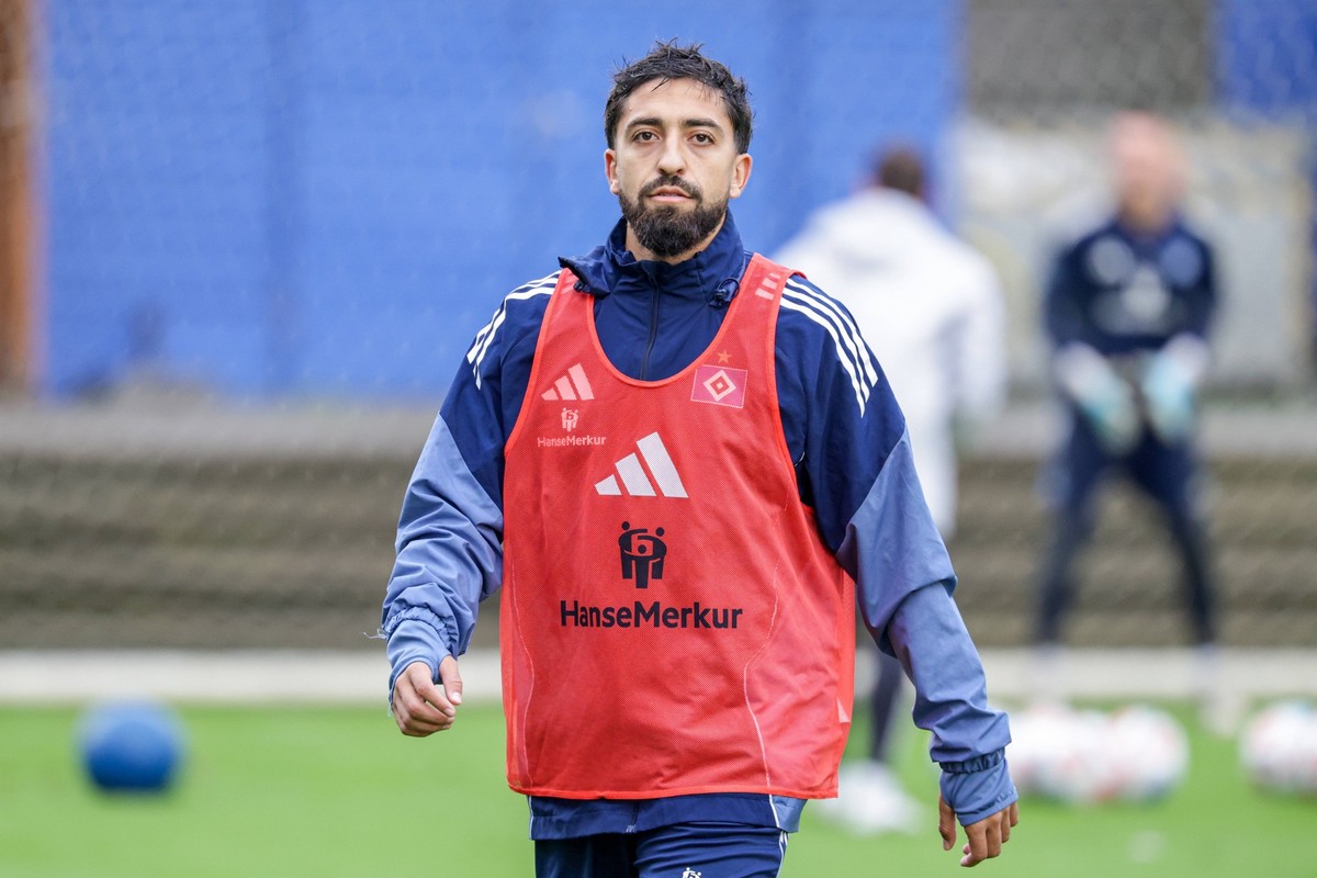 GER, xFSx ,Hamburg, HSV , 1. Bundesliga , Fussball, DFL, Hamburger SV Training , am Hamburger Volksparkstadion , 21.10.2025 , v.l. Immanuel Pherai Hamburger SV ,10 DFL regulations prohibit any use of  ...
