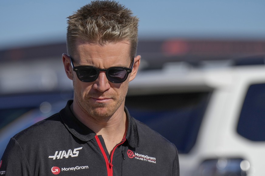 ARCHIV - 20.10.2023, USA, Austin: Motorsport: Formel-1-Weltmeisterschaft, Grand Prix der USA, Freies Training: Nico Hülkenberg aus Deutschland vom Team Haas kommt vor dem Training auf dem Circuit of t ...