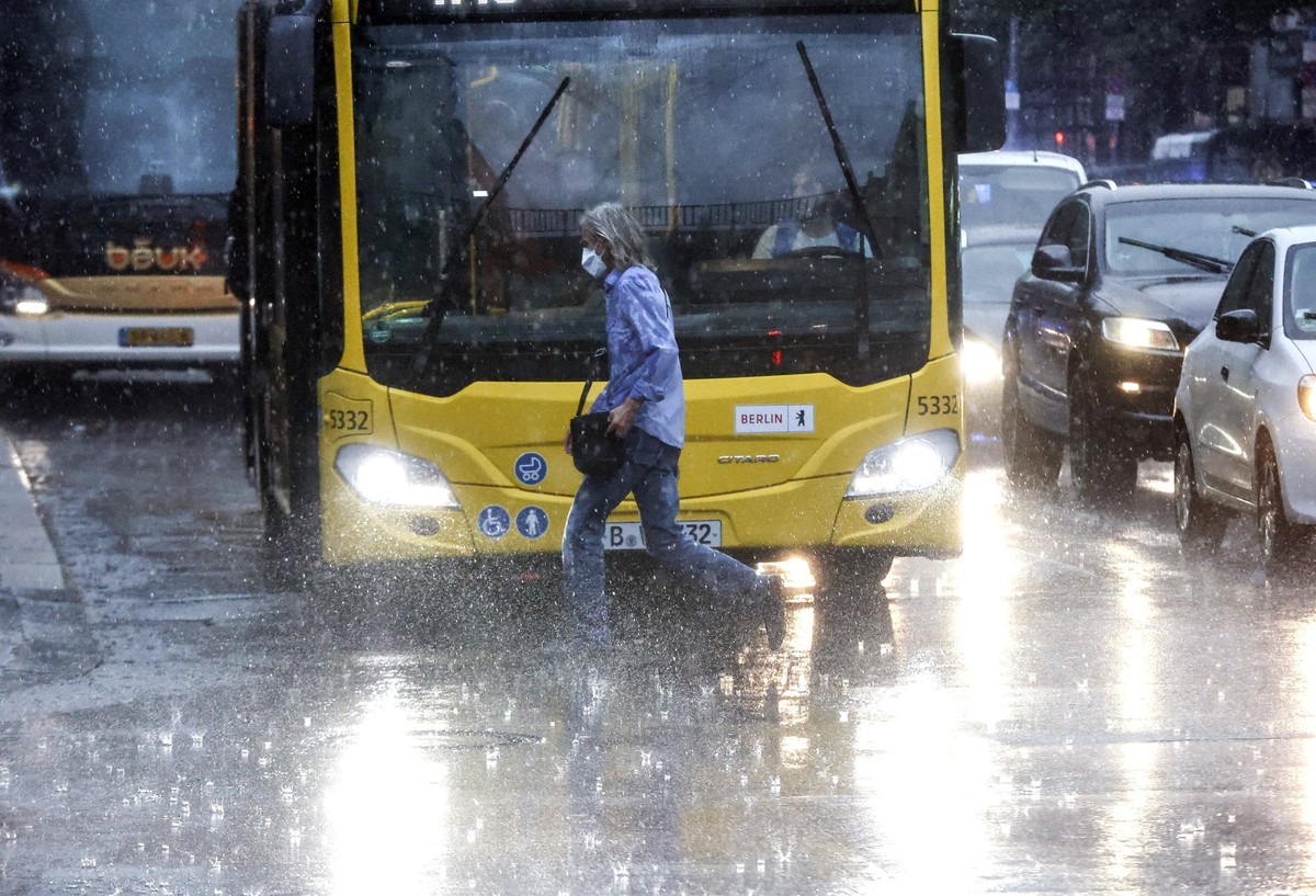 Regen Berlin, 15.08.2022 - Menschen rennen bei strakem Regen ueber die Potsdamer Strasse. Nach wochenlanger Hitze brachte der erste starke Regen Abkuehlung nach Berlin. Berlin Berlin Deutschland *** R ...