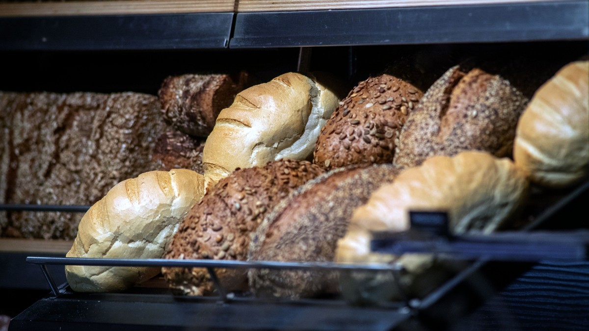 02.11.2023, Mecklenburg-Vorpommern, Stralsund: Backwaren liegen in den Auslagen einer Bäckerei. Foto: Stefan Sauer/dpa +++ dpa-Bildfunk +++