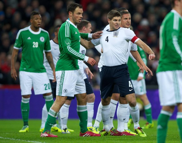 Heiko Westermann bei seinem letzten Länderspiel gegen England-Legende Steven Gerrard