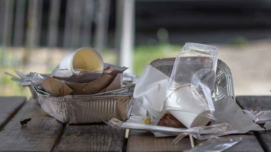 Verpackungsmüll auf Tisch