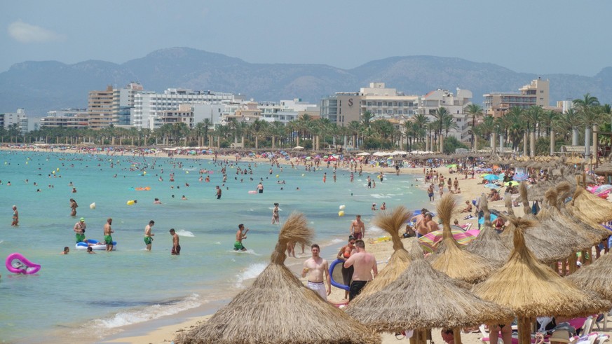 Strandszene an der Playa de Palma und Bucht von Palma im Sommer 2023 - Standabschnit SArenalStrandszene an der Playa de Palma und Bucht von Palma im Sommer 2023 - Standabschnit SArenal, Palma Mallorca ...