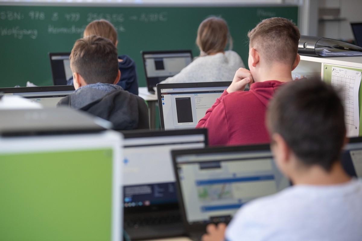 ARCHIV - 28.09.2020, Baden-Württemberg, Leutenbach: Schülerinnen und Schüler nehmen im Klassenzimmer einer 9. Klasse der Gemeinschaftsschule Leutenbach am Geografieunterricht mit Hilfe von Laptops und ...