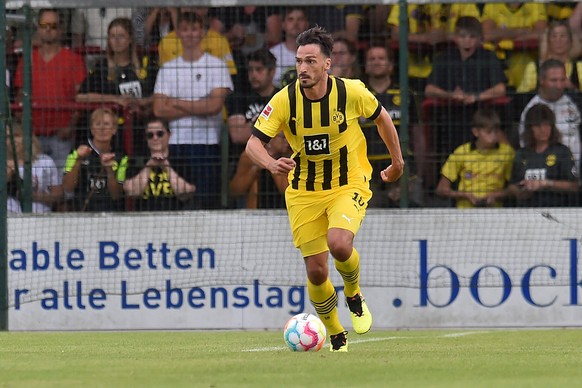 Fu�ball - Testspiel - SC Verl - Borussia Dortmund am 14.07.2022 in der Sportclub Arena in Verl Mats Hummels Borussia Dortmund am Ball. *** Soccer test match SC Verl Borussia Dortmund on 14 07 2022 at  ...