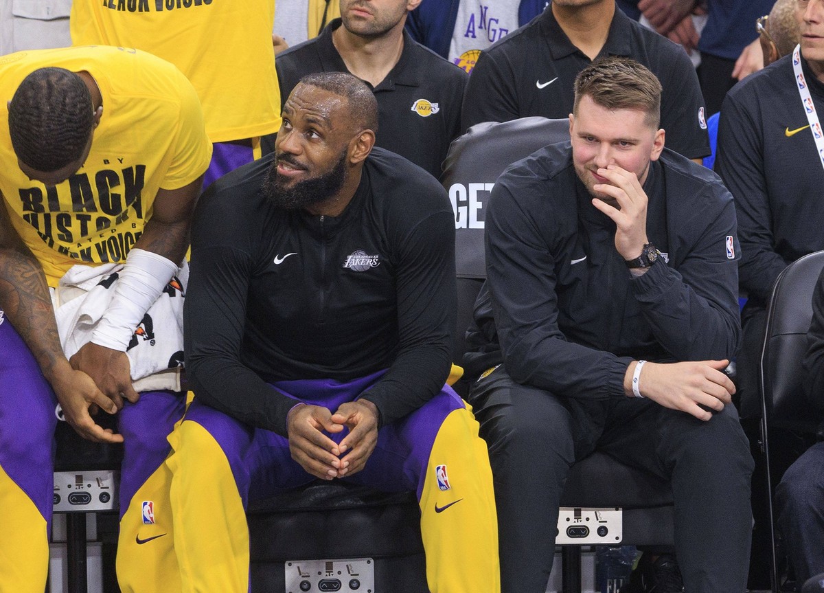 February 4, 2025, Inglewood, California, USA: L LeBron James 23 and Luka Doncic 77 of the Los Angeles Lakers watches from the bench during their regular season NBA, Basketball Herren, USA game against ...