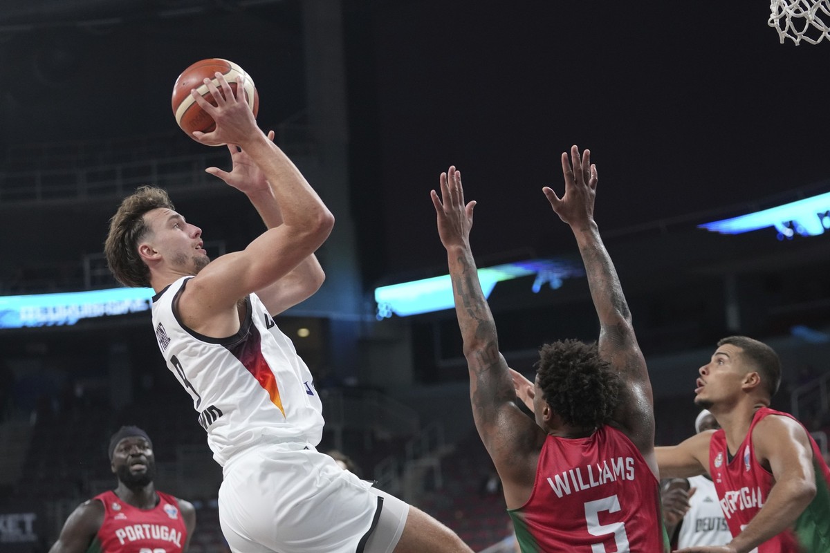 06.09.2025, Lettland, Riga: Basketball, Europameisterschaft, Achtelfinale, Deutschland - Portugal: Deutschlands Franz Wagner (l) versucht zu werfen, während er von Portugals Travante Williams (M) vert ...