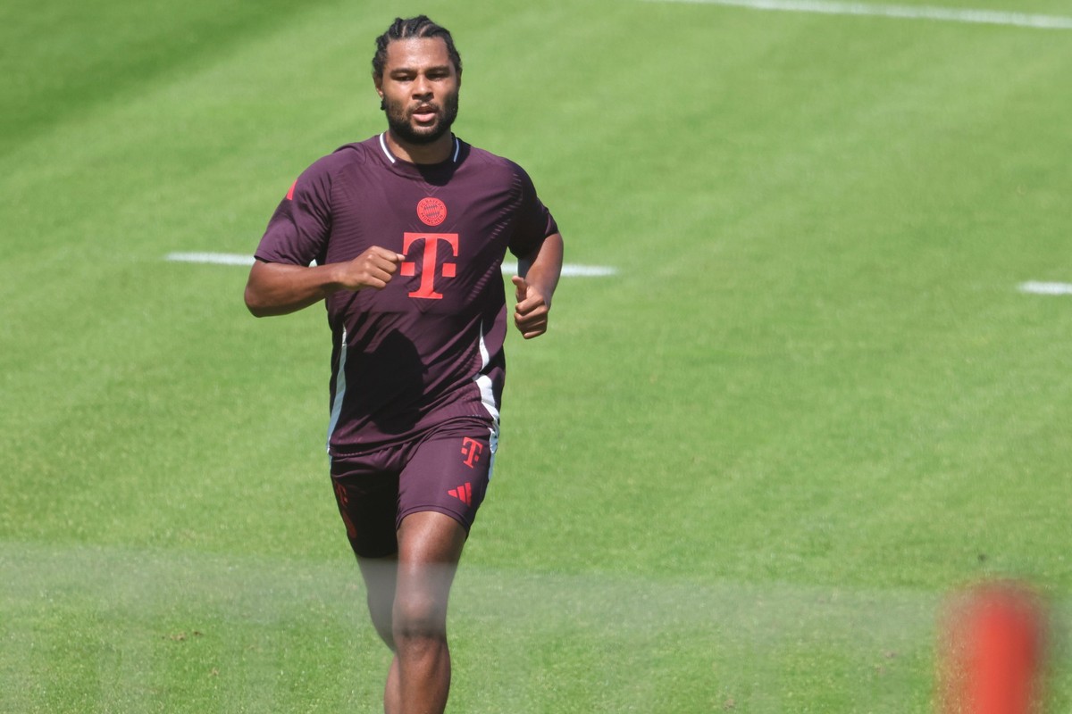 7 Serge Gnabry, Laufen, Auslaufen, Lauftraining, Fussball / FC Bayern Muenchen / Training an der Saebenerstrasse / 09.07.2024 / FOTO: Mladen Lackovic / LakoPress *** 7 Serge Gnabry, running, running o ...