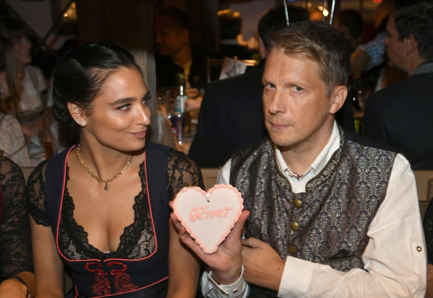 ARCHIV - 18.09.2022, Bayern, München: Der Comedian Oliver Pocher und seine Frau Amira feiern beim Almauftrieb&quot; im Käfer-Zelt auf dem Oktoberfest. (zu dpa: «Oliver und Amira Pocher haben sich getr ...