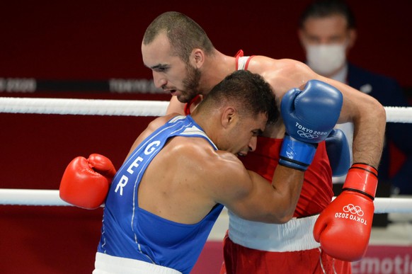 Boxen: Olympia, Vorkampf, Schwergewicht, Männer, Viertelfinale, Gamsatowitsch (Russland) - Abduljabbar (Deutschland), in der Kokugikan Arena. Muslim Gamsatowitsch (r) und Ammar Riad Abduljabbar in Akt ...