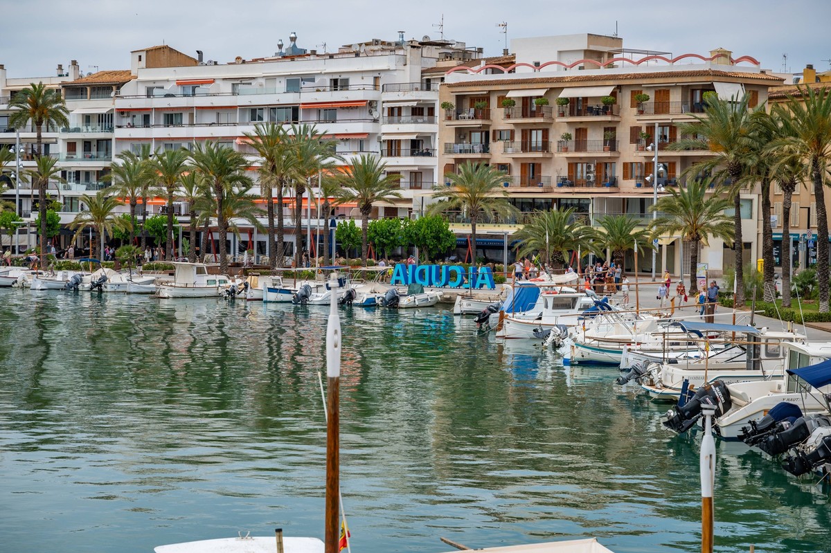 Hafen Alcudia, Mallorca mit vielen Schiffen und Alcudia Schild, Promenade mit Hotels im Hintergrund, Mallorca Spanien Hafen Alcudia, Mallorca mit vielen Schiffen und Alcudia Schild, Promenade mit Hote ...