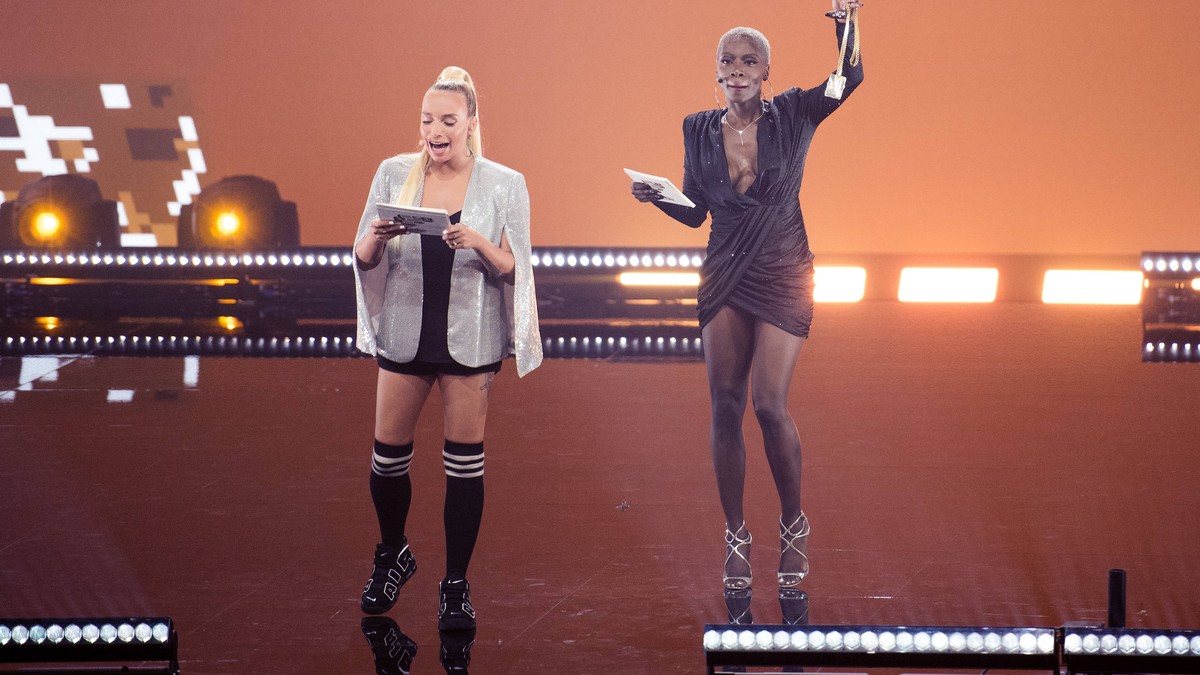 10.07.2019, xlakx, Musik , HYPE AWARDS 2019 emspor, v.l. Moderatorin Visa Vie und Nikeata Thompson haelt den Award in der linken Hand Berlin *** 10 07 2019, xlakx, music , HYPE AWARDS 2019 emspor, v l ...