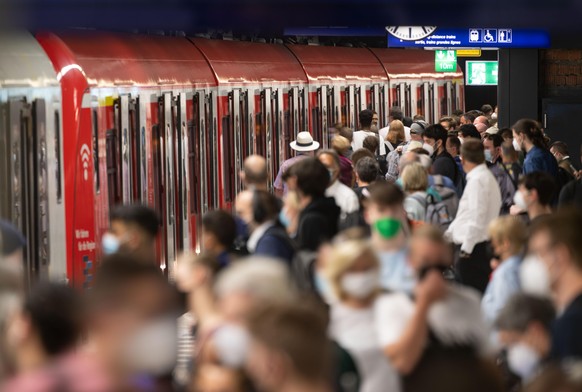 Bilder wie diese am Gleis des Tiefbahnhofs in Hamburg könnten aufgrund des 9-Euro-Tickets ab Juni deutlich zunehmen.