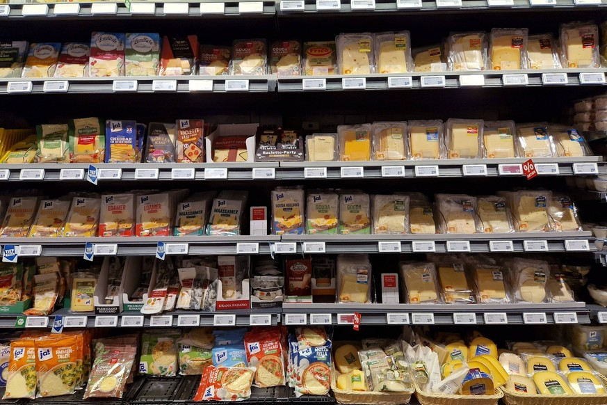 Ransbach-Baumbach Topic Image: Consumo, esposizione, cibo, supermercato, acquisto, esposizione, cibo, 12 dicembre 2023 Uno scaffale con prodotti caseari in un supermercato REWE Topic Image: consumo, esposizione...