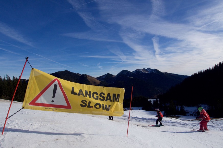 Bayern, Schliersee: Warnung für Skifahrer vor braunen Flecken und schlechtem Pistenzustand am Spitzingsee. Wegen außergewöhnlich milder Temperaturen müssen mehrere Skigebiete ihren Betrieb einschränke ...