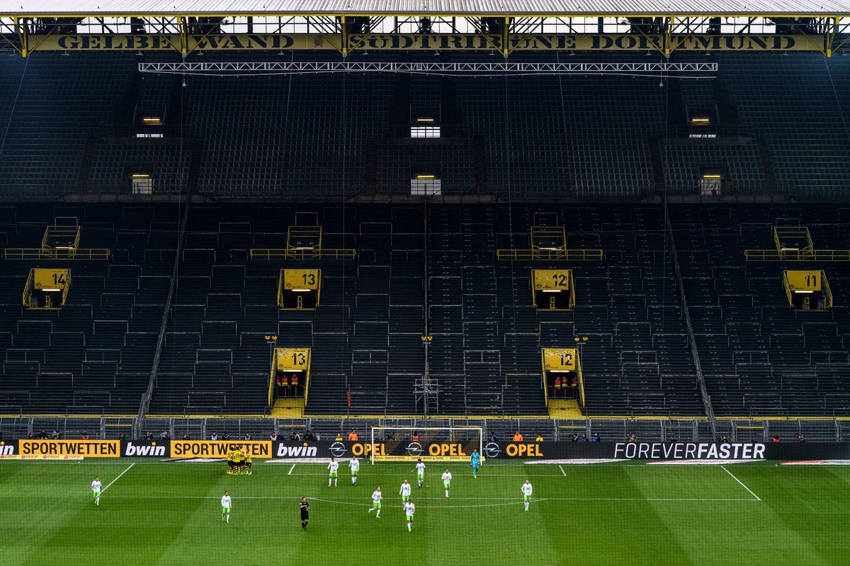 Symbolbild Geisterspiel beim BVB von der Partie Dortmund vs VfL Wolfsburg, Fussball Bundesliga, 18.02.2017 Leere Gelbe Wand, Suedtribuene Dortmund beim Bundesligaspiel zwischen Borussia Dortmund und d ...