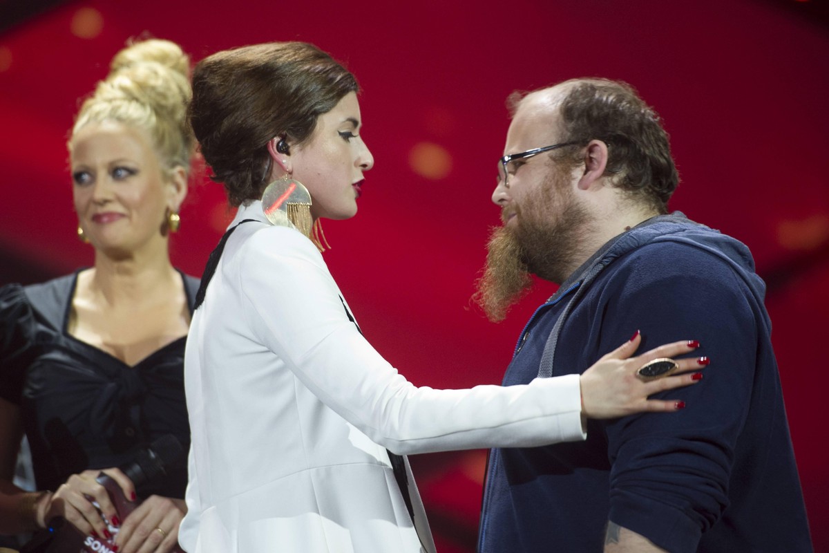 Andreas KUEMMERT, Kümmert, Saenger, Musiker, wird nach seinem Teilnahmeverzicht von ANN SOPHIE, Saengerin, umarmt, links Moderatorin Barbara SCHOENEBERGER, Schöneberger, singend, Gesang, Konzert, Cast ...
