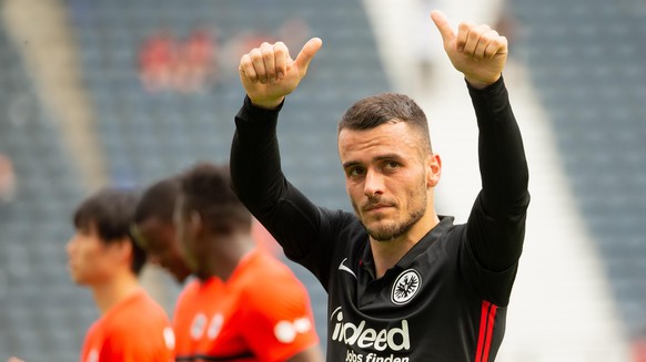 Filip Kostic (Eintracht Frankfurt, 10) winkt den Fans zu. Testspiel zwischen Eintracht Frankfurt und AS St-Étienne am 31. Juli 2021 im Deutsche Bank Park in Frankfurt am Main. Nach Vorgaben der DFL, D ...