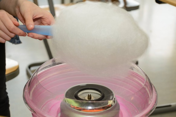 Zuckerwatte wird mit einer Maschine selbst gemacht PUBLICATIONxINxGERxSUIxAUTxHUNxONLY 1077403704

Cotton candy will with a Machine itself made PUBLICATIONxINxGERxSUIxAUTxHUNxONLY 1077403704