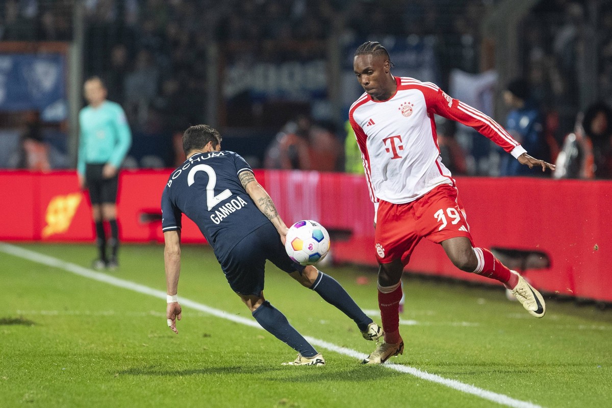 1. Fu�ball Bundesliga: VfL Bochum - FC Bayern M�nchen 18.02.2024 Mathys Tel FC Bayern M�nchen, 39 im Zweikampf mit Cristian Gamboa VfL Bochum, 2. 1. Fu�ball Bundesliga, VfL Bochum - FC Bayern M�nchen, ...