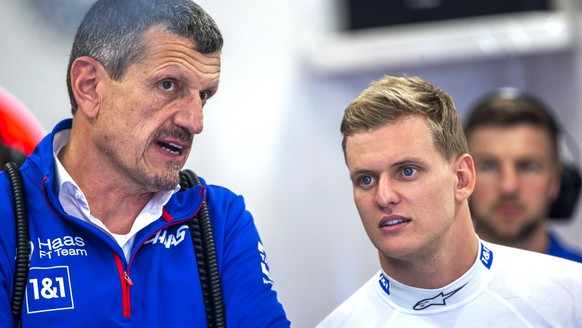 SCHUMACHER Mick F1 Team Haas mit Teamchef von Haas STEINER Guenter FIA Formal 1 GP Holland 2022 am 02.09.2022 in Zandvoord *** SCHUMACHER Mick F1 Team Haas with team boss of Haas STEINER Guenter FIA F ...