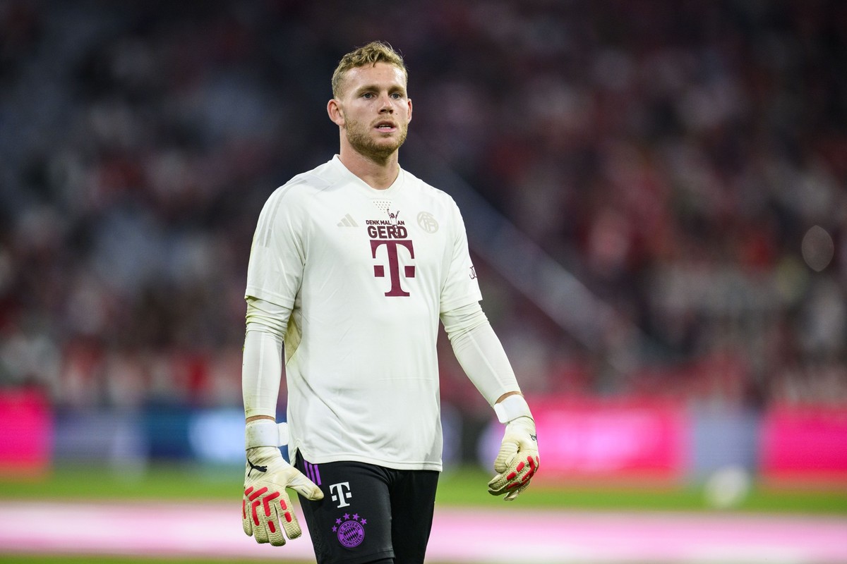 ARCHIV - 15.09.2023, Bayern, München: Fußball: Bundesliga, Bayern München - Bayer Leverkusen, 4. Spieltag, Allianz Arena. Münchens Torwart Daniel Peretz steht vor dem Spiel im Stadion. Peretz hat die ...