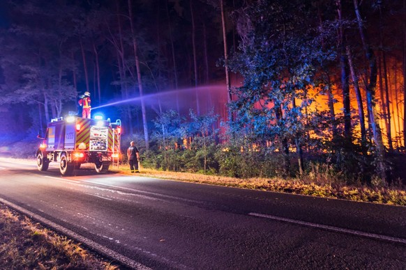 24.08.2018, Brandenburg, Deutschland, GER - Gro�brand in einem Wald in Brandenburg zwischen den OrtschaftenTreuenbrietzen und J�terborg. Am Mittag ist das Feuer nahe der Ortschaft Treuenbrietzen ausge ...