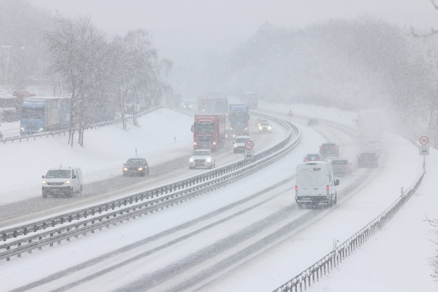 Starker Schneefall. Winter im Siegerland. Auf der Autobahn A45 Hoehe H