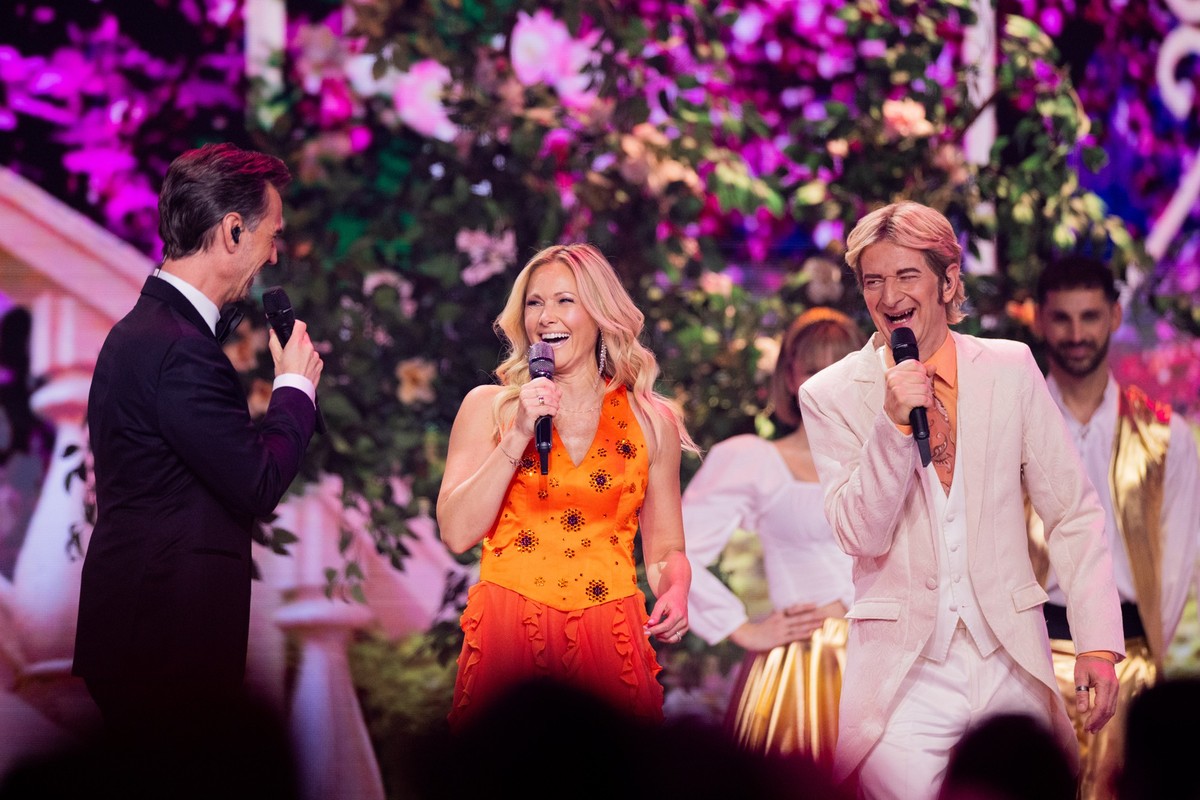 PRODUKTION - 07.12.2024, Nordrhein-Westfalen, D�sseldorf: S�ngerin Helene Fischer, S�nger und Schauspieler Florian Silbereisen (l) und Comedian Michael Kessler, verkleidet als Silbereisen, stehen bei  ...