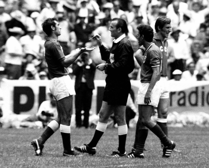 Fussball-Weltmeisterschaft 1970: Eroeffnungsspiel: Mexiko - UdSSR (0:0) am 31.5.1970 Atztekenstadion Mexico-City. Schiedsrichter Kurt Tschenscher (BR Deutschland) zeigt Chali Assatiani (UdSSR) die ers ...