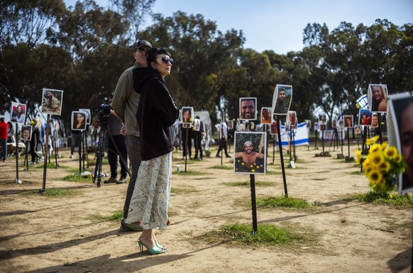 ARCHIV - 05.01.2024, Israel, Re&#039;im: Überlebende und Angehörige der Opfer kehren auf das Gelände des elektronischen Musikfestivals Supernova, dem Ort des brutalen Terrorangriffs der Hamas vom 7. O ...