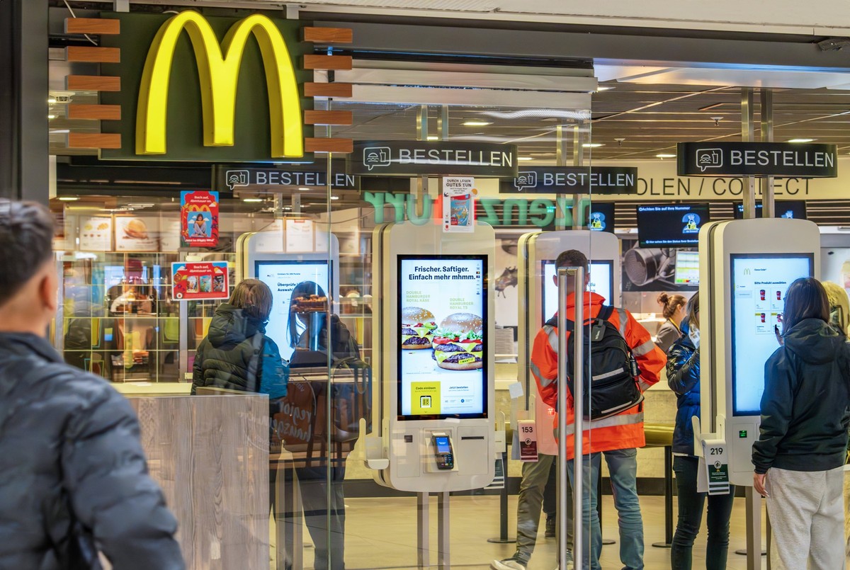McDonald s Filiale in der Innenstadt, München, November 2023 Deutschland, München, November 2023, McDonald s Filiale in der Innenstadt, Fast Food, Kunden bestellen ihr Essen an Bestellterminals, Schne ...