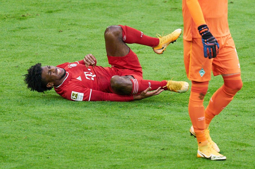 Fussball 1.Bundesliga FC BAYERN MUENCHEN - SV WERDER BREMEN 1-1 Kingsley COMAN, FCB 29 on the ground after foul at the match FC BAYERN MUENCHEN - SV WERDER BREMEN 1-1 in the 1.German Bundesliga, Seaso ...