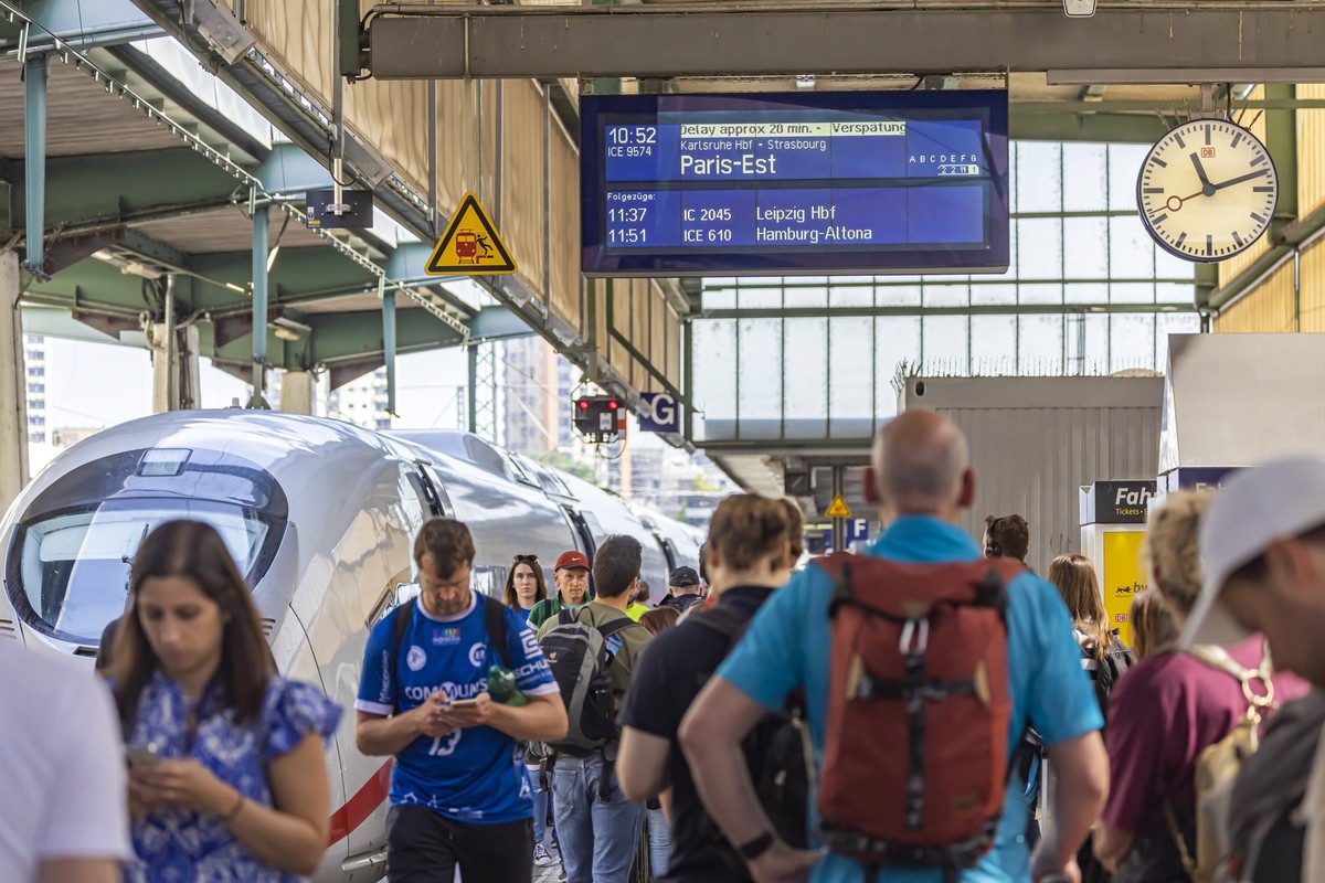 Hauptbahnhof Stuttgart. Reisende mit einfahrendem ICE. // 09.06.2024: Stuttgart, Baden-Württemberg, Deutschland, Europa *** Stuttgart main station passengers with arriving ICE 09 06 2024 Stuttgart, Ba ...