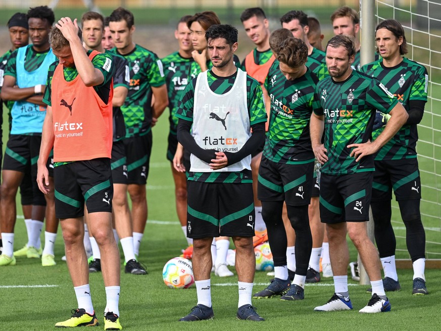 Die Spieler hoerem ihrem Trainer zu. Dabei sind Yvandro Borges Sanches Borussia Moenchengladbach, 38, Nathan Ngoumou Borussia Moenchengladbach, 19, Marvin Friedrich Borussia Moenchengladbach, 05, Osca ...