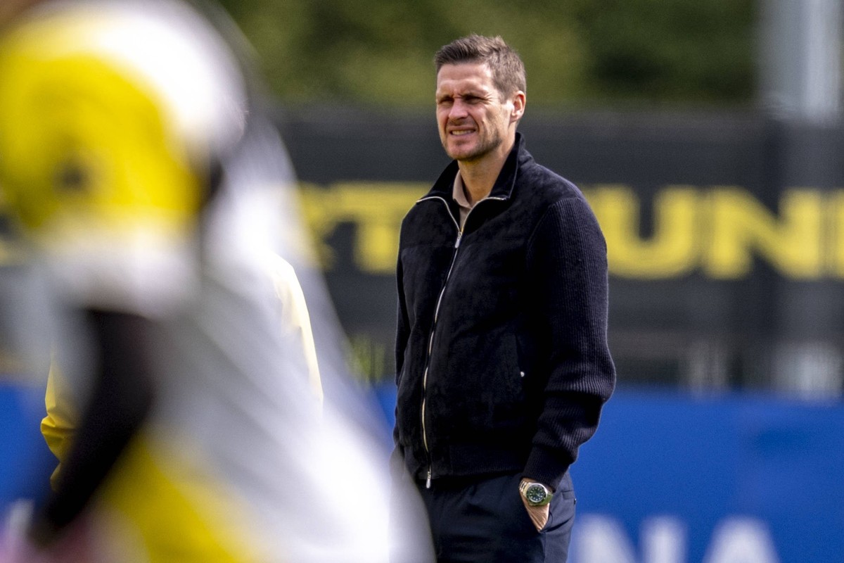24.08.2025: Fu�ball:�ffentliches Training on Borussia Dortmund. Sebastian Kehl beobachtet das Training. *** 24 08 2025 Football Public training session on Borussia Dortmund Sebastian Kehl observes the ...