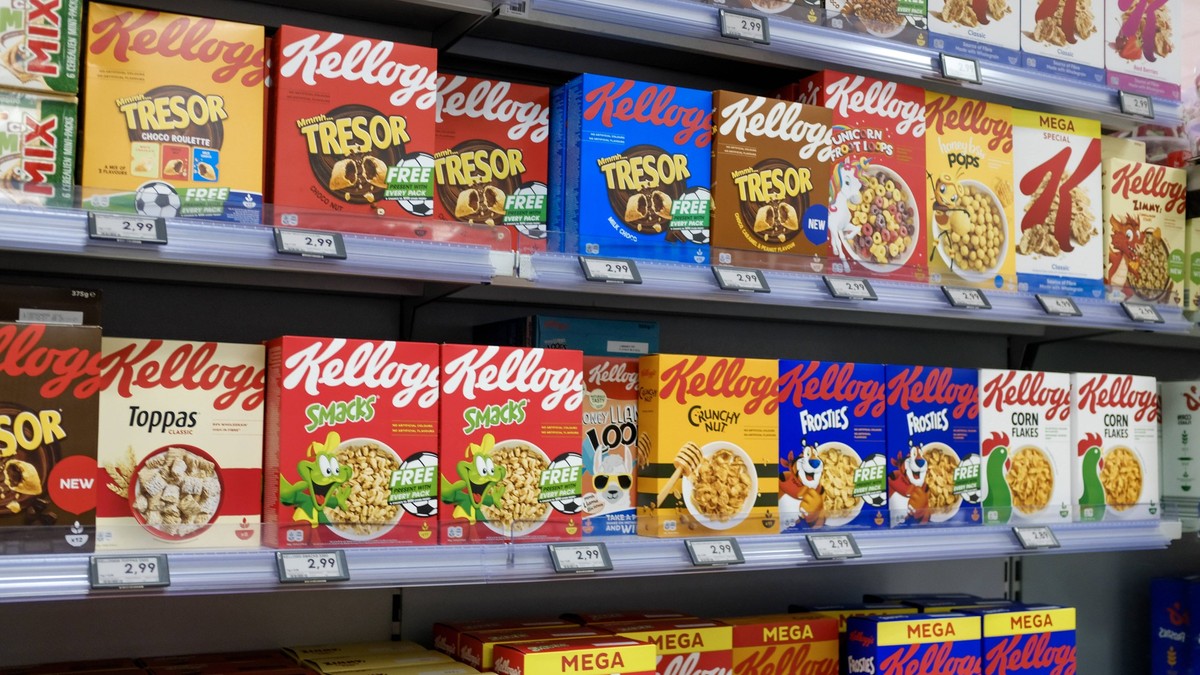 Düsseldorf 26.06.2021 Supermarkt Discounter Filiale Warenregal Regal Kellog Kellogs Cornflakes Düsseldorf Nordrhein-Westfalen Deutschland *** Düsseldorf 26 06 2021 supermarket discount store shelf Kel ...