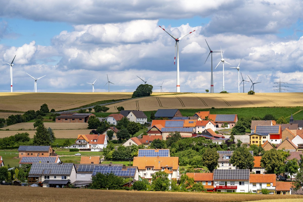 Ort mit vielen Photovoltaik Anlagen auf den Hausdächern, Windkraftwerke oberhalb der Ortschaft, Gembeck, Ortsteil, der Gemeinde Twistetal im nordhessischen Landkreis Waldeck-Frankenberg, Hessen, Deuts ...