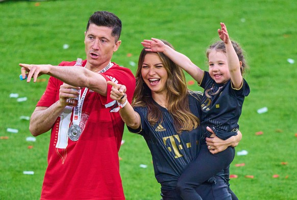 Winners ceremony with Robert LEWANDOWSKI, FCB 9 with Anna, wife of Robert LEWANDOWSKI, FCB 9 with daughter in the match FC BAYERN MÜNCHEN - VFB STUTTGART 2-2 1.German Football League on Mai 08, 2022 i ...