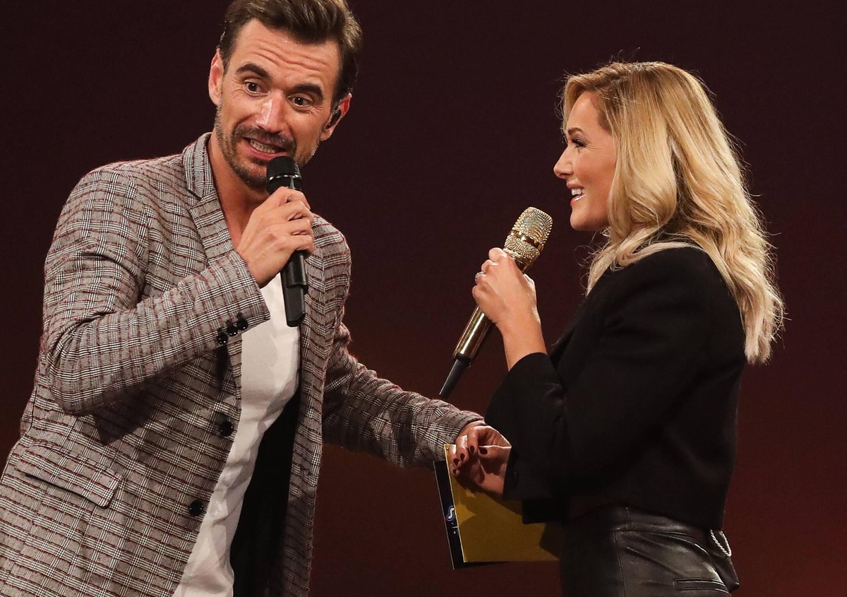 Saengerin Helene Fischer GER ueberrascht Moderator Florian Silbereisen in der Show - ARD Liveshow Schlagerbooom 2019 aus der Westfalenhalle in Dortmund - Fotografiert am 02.11.2019 *** Singer Helene F ...